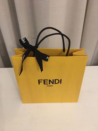 Busta Fendi gialla con fiocco nero
