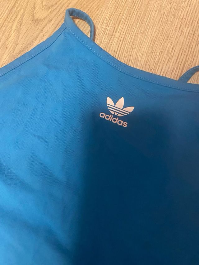 Top corto Adidas azul