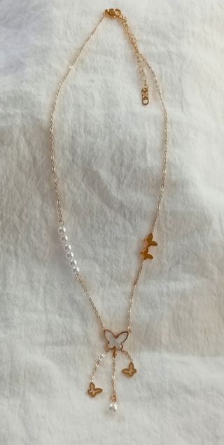 Collar con abalorios de mariposas 