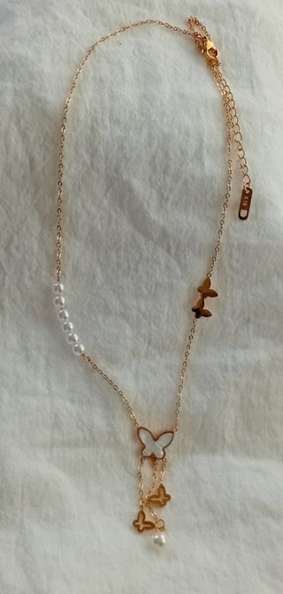 Collar con abalorios de mariposas 