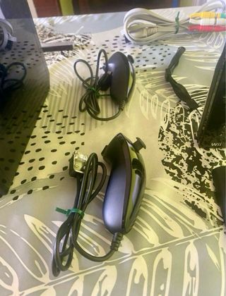 Wii Negra + 4 juegos + Accesorios varios !!!
