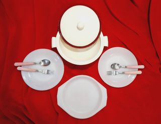 SOPERA Y VAJILLA PARA 2 + SORPRESA