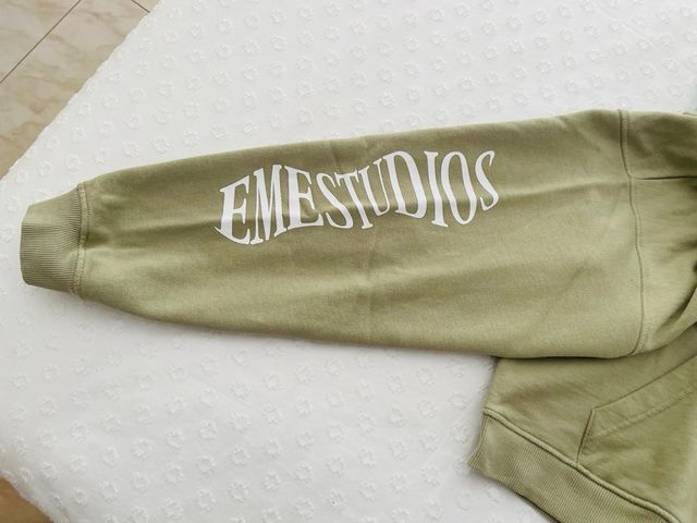 Sudadera EME verde con capucha.Talla M. Está nueva