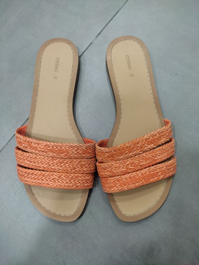 Sandalias Oysho planas naranja, talla 36