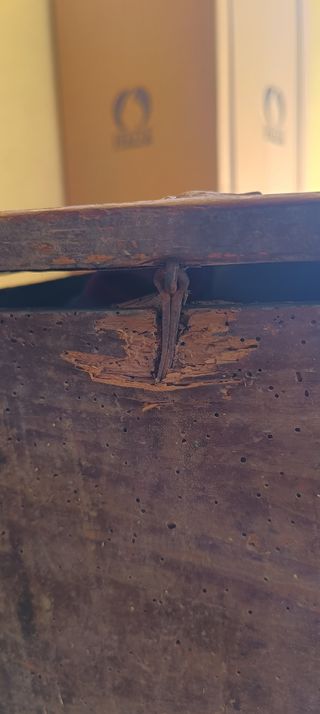 Cassapanca antica in legno marrone