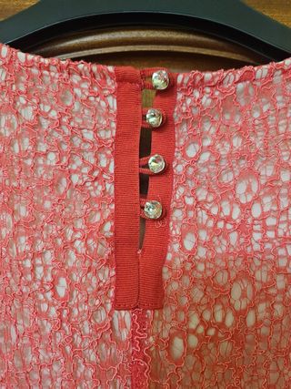 Vestido largo coral ceremonia con manga.