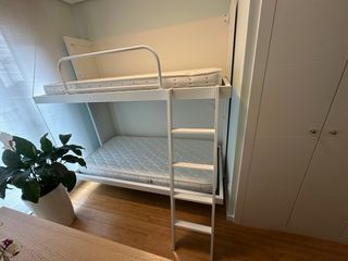 Literas abatibles grises y blancas