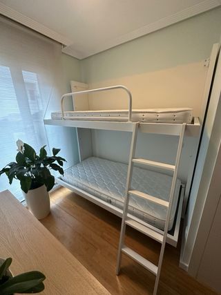 Literas abatibles grises y blancas