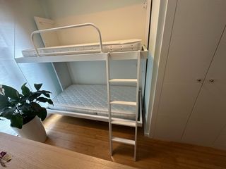 Literas abatibles grises y blancas