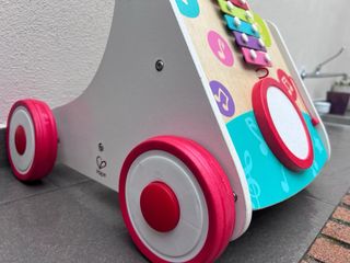 Andador musical infantil de madera