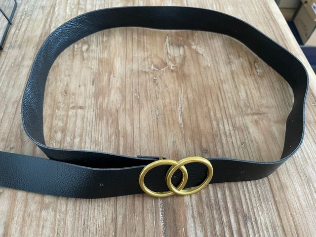 Cinturón negro hebilla dorada