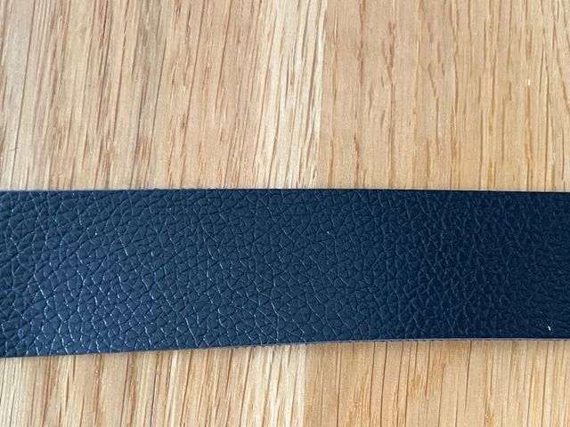 Cinturón negro hebilla dorada