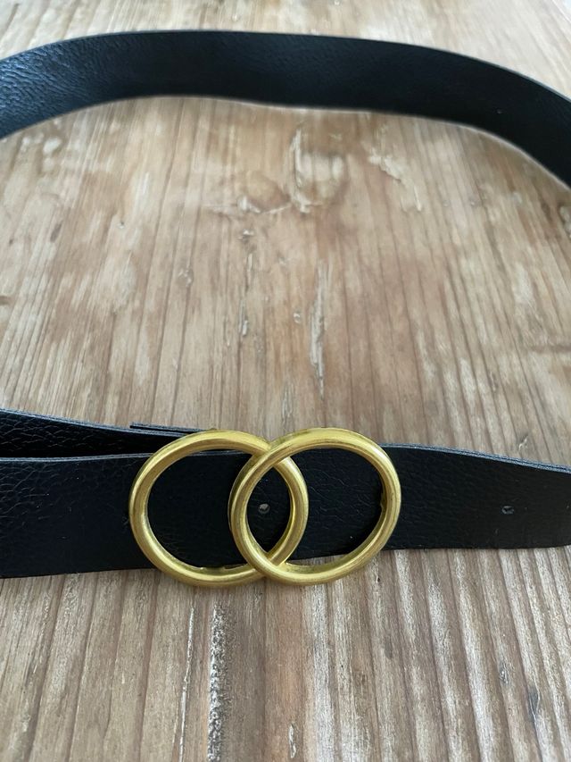 Cinturón negro hebilla dorada