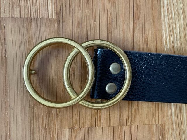 Cinturón negro hebilla dorada