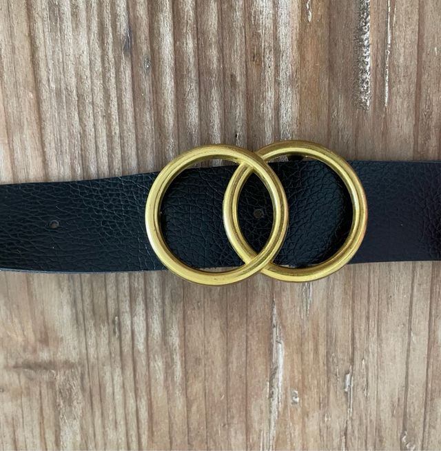 Cinturón negro hebilla dorada