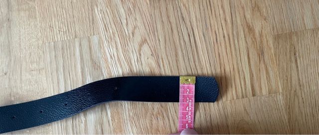 Cinturón negro hebilla dorada