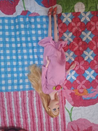 Muñeca tipo Barbie embarazada