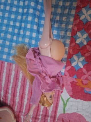 Muñeca tipo Barbie embarazada