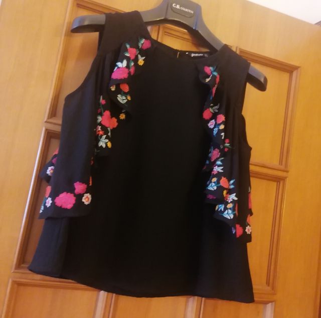 Blusa Stradivarius ricamo fiori