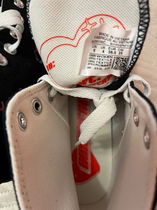 Converse Chuck Taylor  CTA Hi negras con corazones