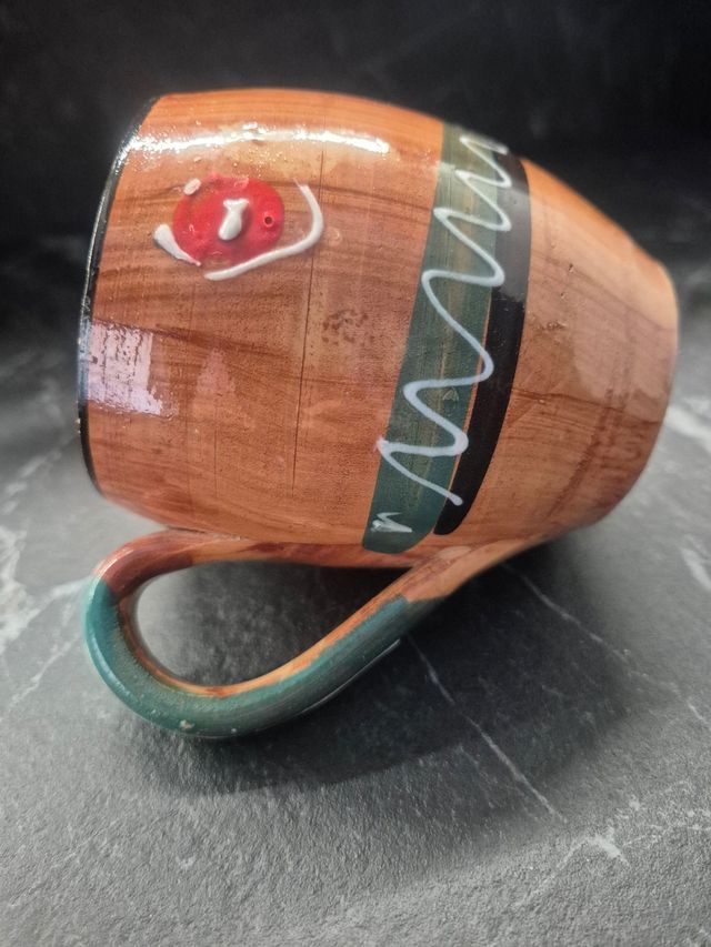 Tazza in ceramica marrone e verde