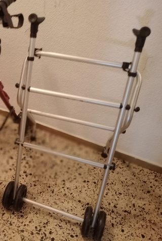 Andador adulto con ruedas