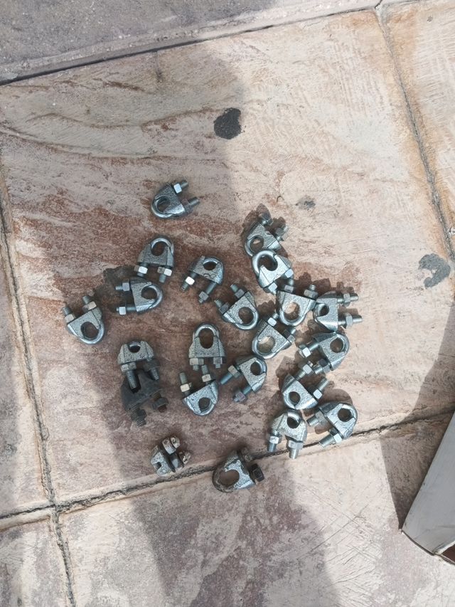 22 Abrazaderas metálicas para cables