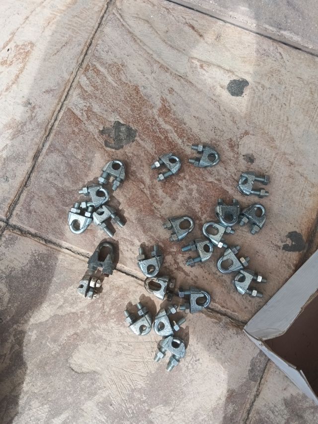 22 Abrazaderas metálicas para cables