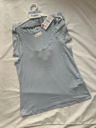 pijama con etiqueta