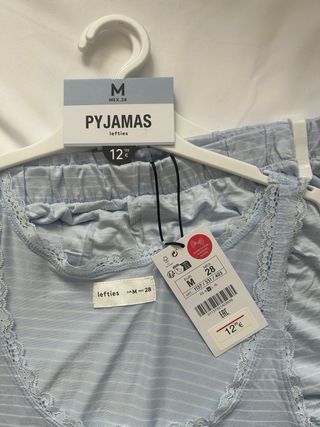 pijama con etiqueta