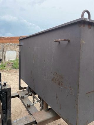 Contenedor de chapa basculante