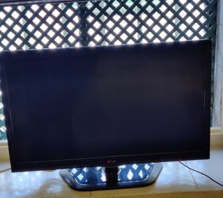 TELEVISOR LG . MODELO 26LN450B.
NO TIENE MANDO.