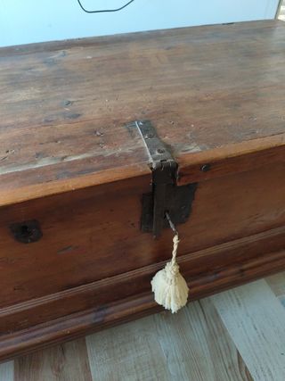 Baúl antiguo de madera