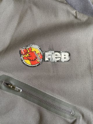 Chaqueta deportiva NIKE. Talla S