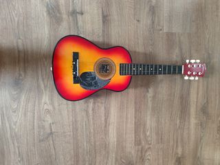 Guitarra española pequeña con funda