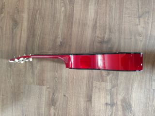 Guitarra española pequeña con funda