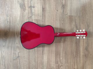 Guitarra española pequeña con funda