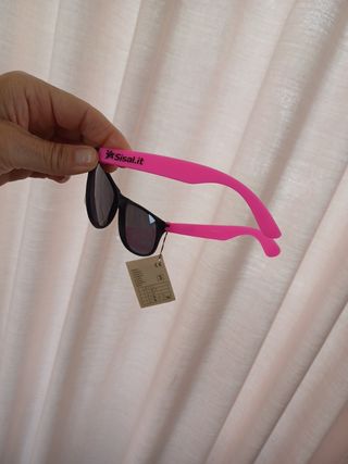Occhiali da sole neri e rosa