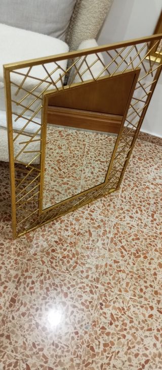 Espejo dorado rectangular de metal