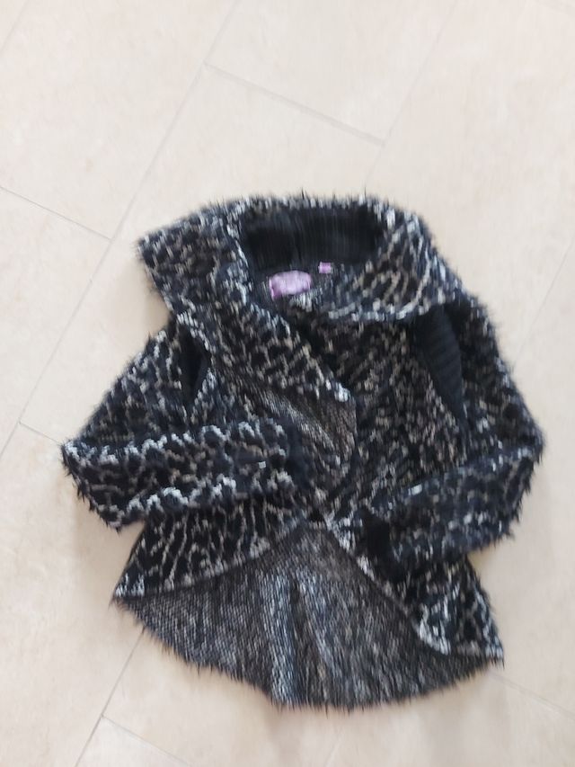 Chaqueta negra y blanca