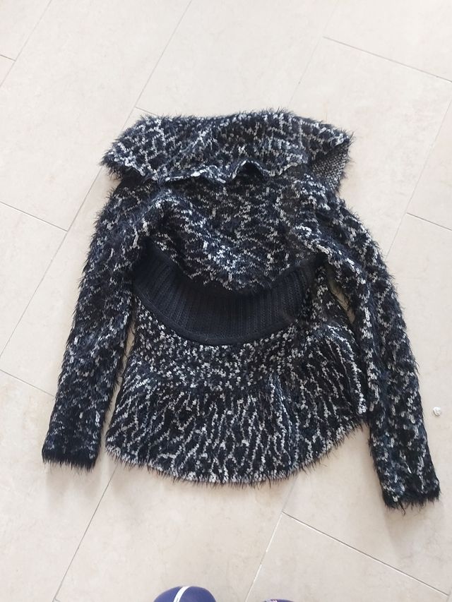 Chaqueta negra y blanca