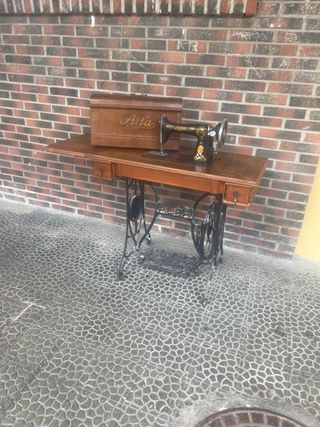 Máquina de coser antigua alfa