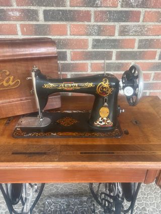 Máquina de coser antigua alfa