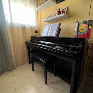 Piano Yamaha CLP-835PE Polished Ebony Negro pulido