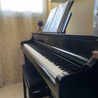 Piano Yamaha CLP-835PE Polished Ebony Negro pulido