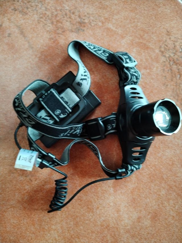 Foco frontal LED Crivit Sport com pilhas