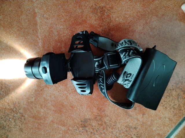 Foco frontal LED Crivit Sport com pilhas