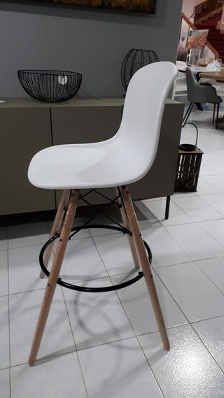 SUPER PRECIO MESA ALTA Y CUATRO SILLAS 