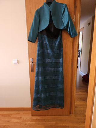 Vestido de fiesta largo con corte asimetrico. 
