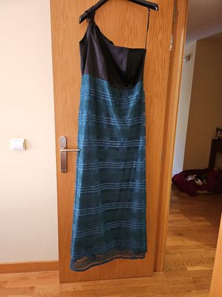 Vestido de fiesta largo con corte asimetrico. 